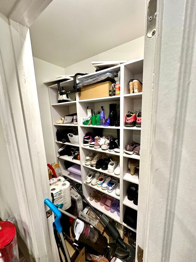 Building Photo - 829-833 Beacon Unit 501