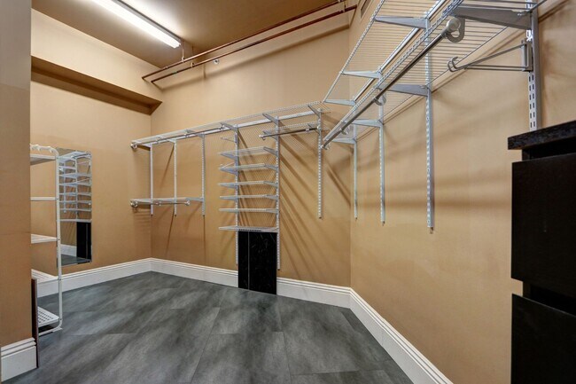 Building Photo - 360 E Desert Inn Rd