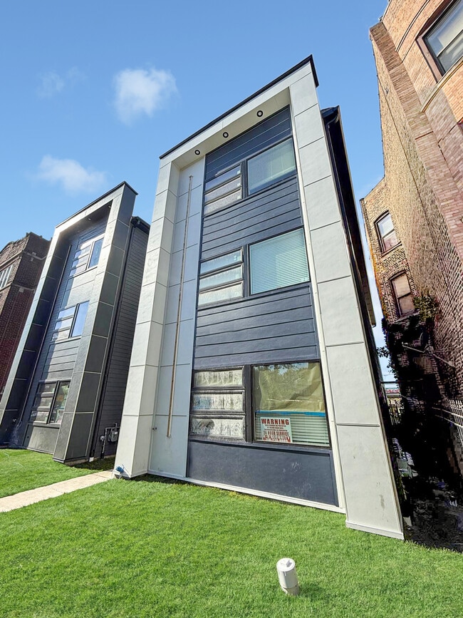 Primary Photo - 6218 S King Dr