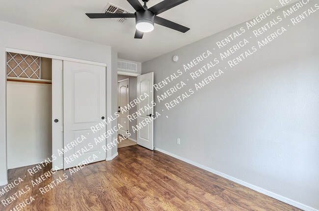 Building Photo - 2042 E Calle Arroyo Lindo