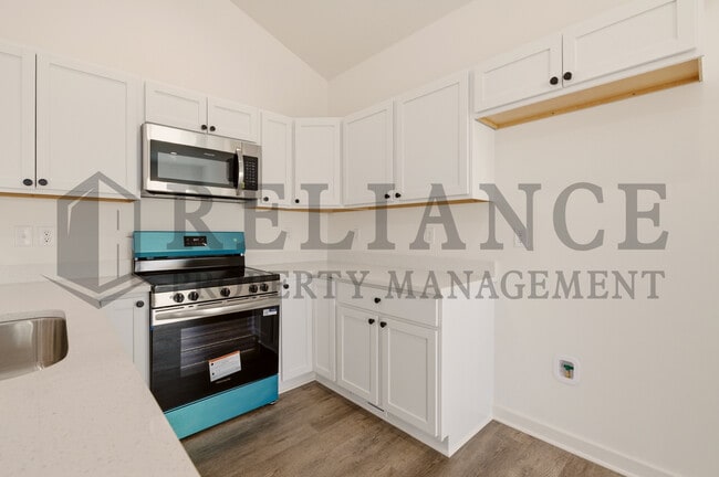 Building Photo - 5249 N Pinecrest Ct