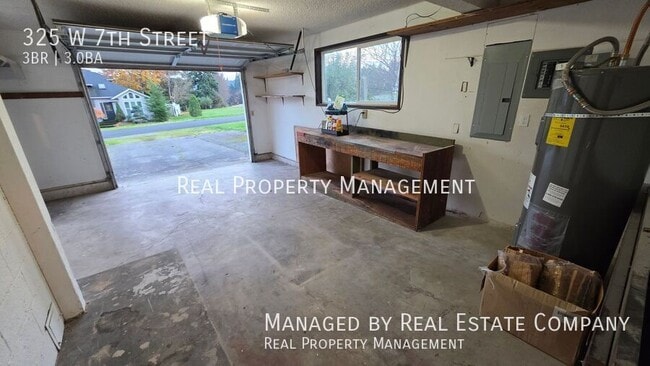 Building Photo - 325 W 7th St