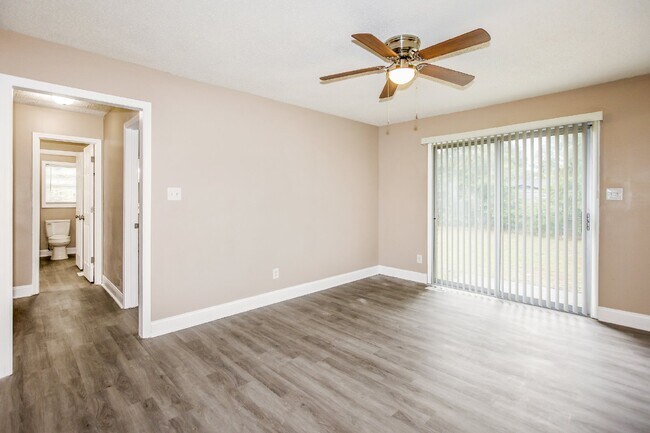 Building Photo - Ranch Style 3 bedroom 2 bathroom NEST Close to Fort Liberty!