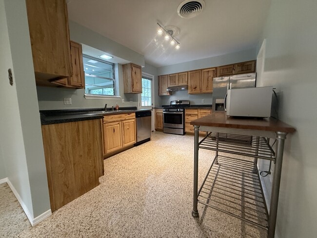 Building Photo - 2803 Smilax Ave