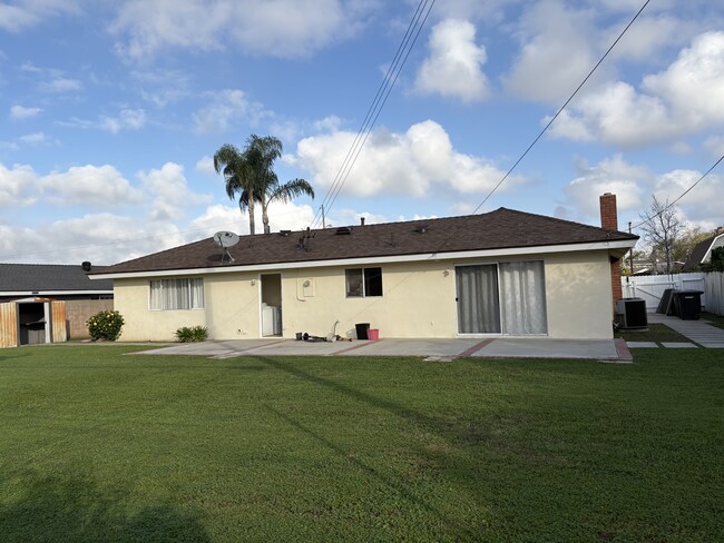 Building Photo - 928 E Vista del Playa Ave