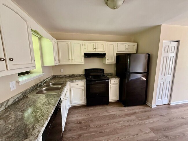 Building Photo - Two bedroom, 1.5 bath apartment home at Ha...