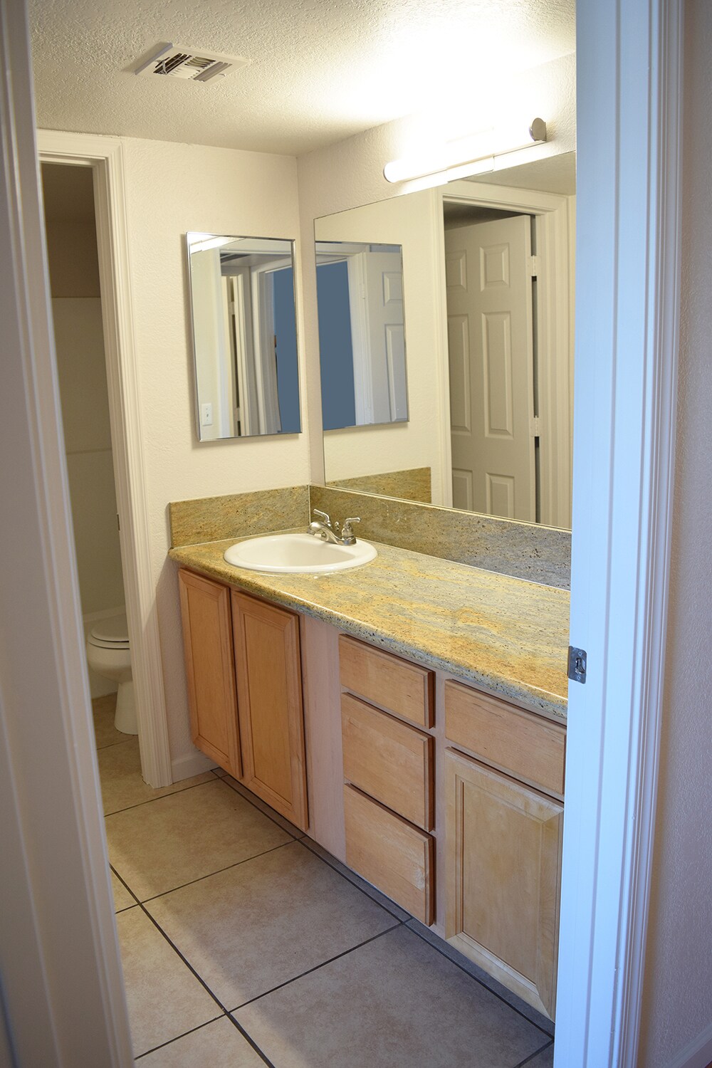 Building Photo - 740 W Elm St