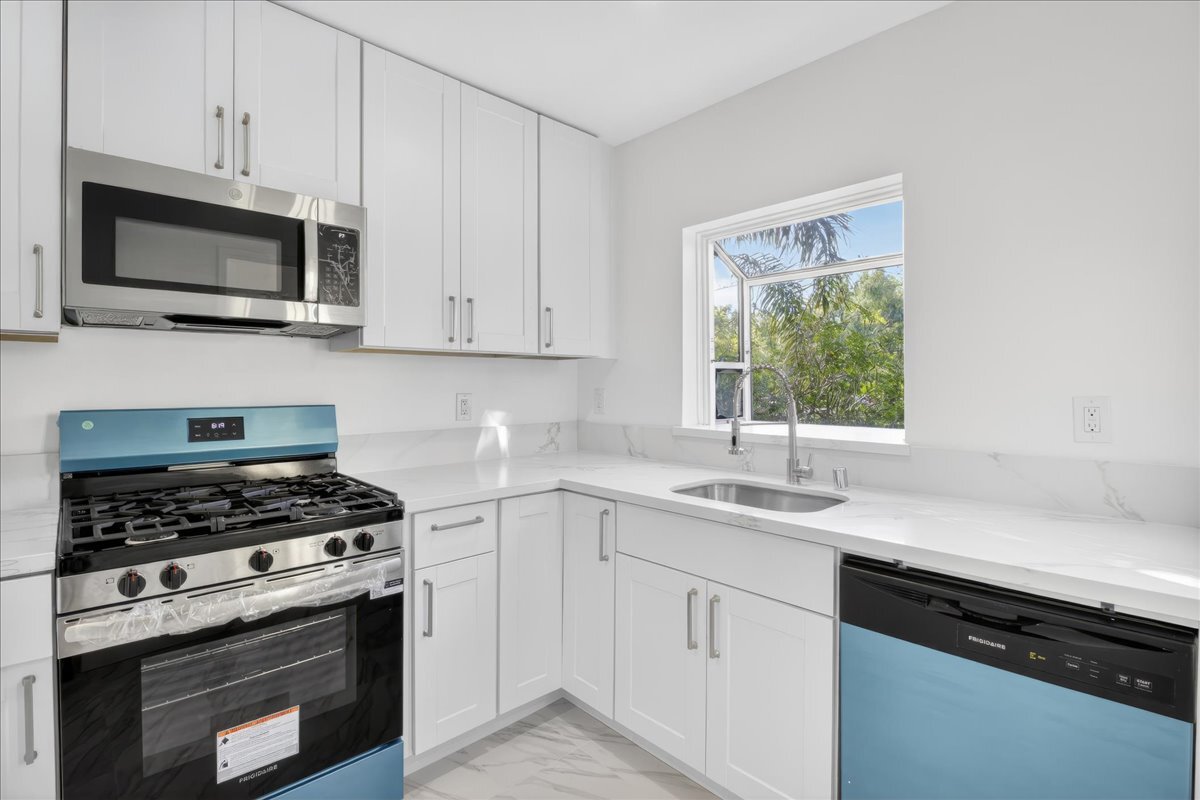 kitchen w/ window tree line views - 1185 S Tremaine Ave