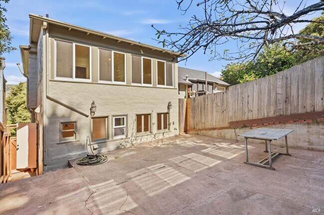 Building Photo - 31 Acacia Ave