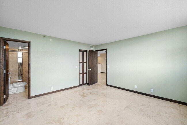 Building Photo - 2400 Deer Creek Country Club Blvd