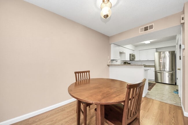 Building Photo - 10555 Turtlewood Ct