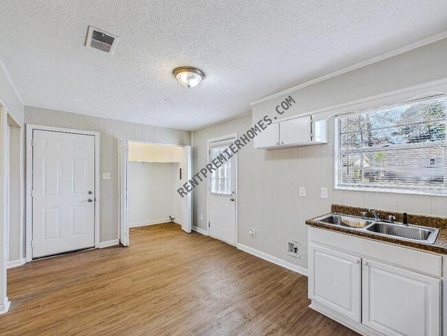 Building Photo - 6921 Knollwood Rd