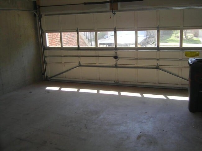Building Photo - 4555 Fair Valley Dr
