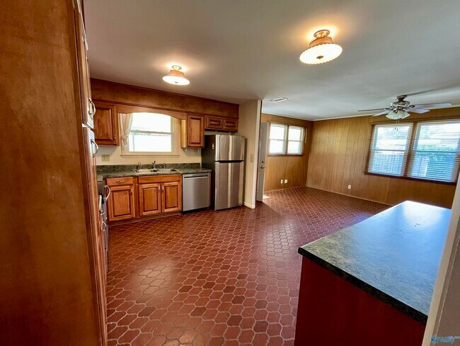 Building Photo - 415 Harolds Dr NW
