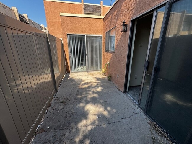 Building Photo - Charming 2 bedroom, 1 bath, 1 car garage u...