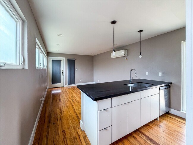 Building Photo - 1416 Dumble St