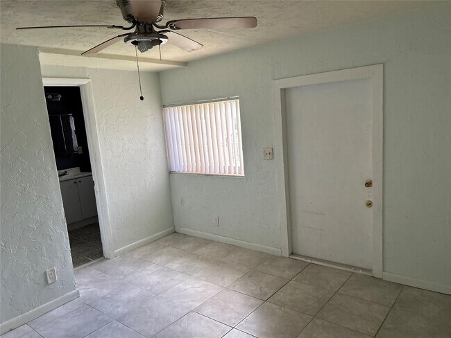 Building Photo - 701 W Evanston Cir