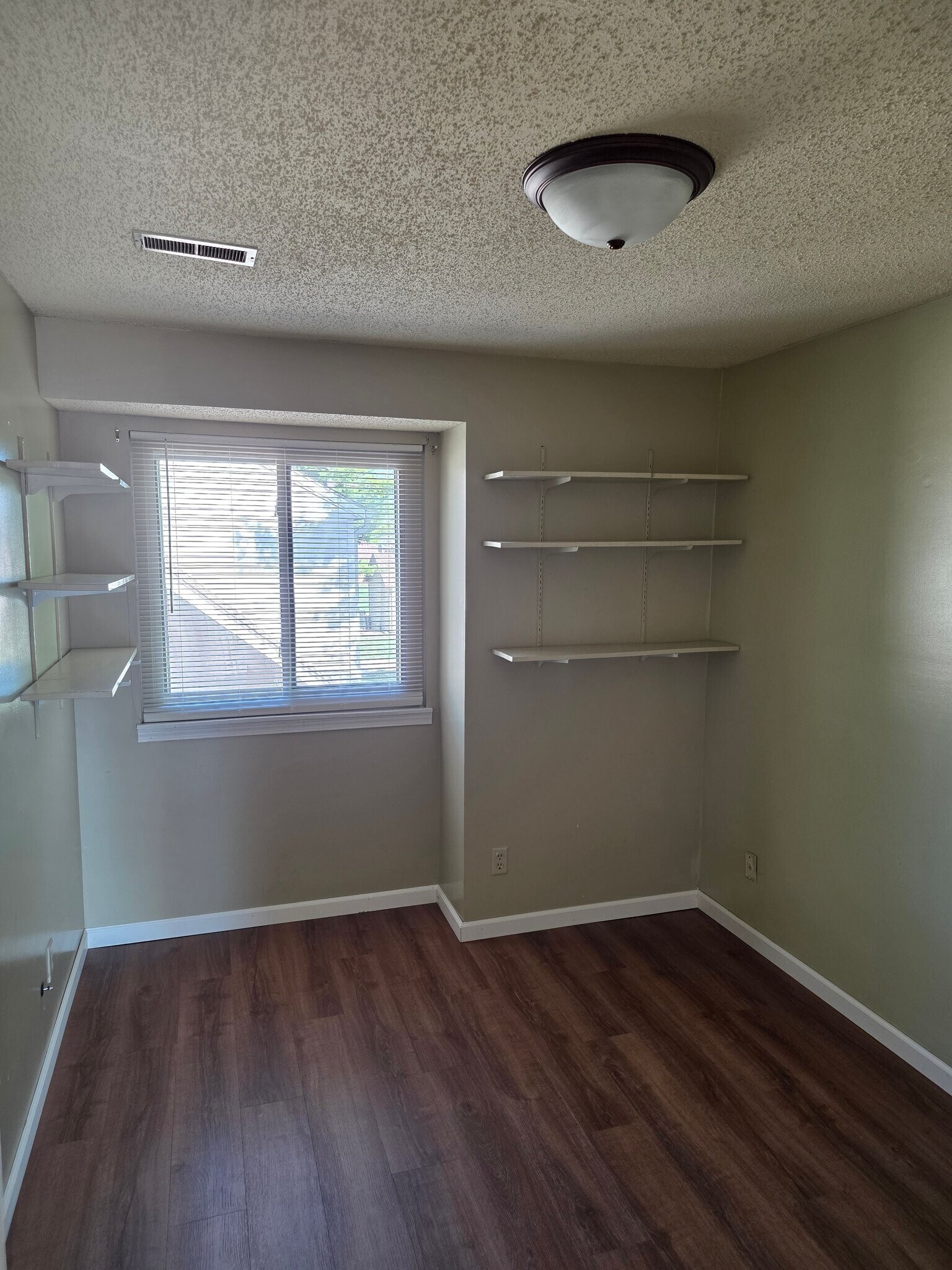Building Photo - 1611 Lyndhurst Dr