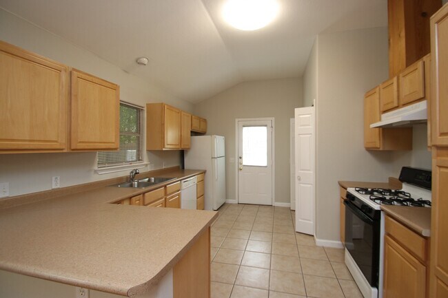 Building Photo - Great Three Bedroom House in Hyde Park Are...