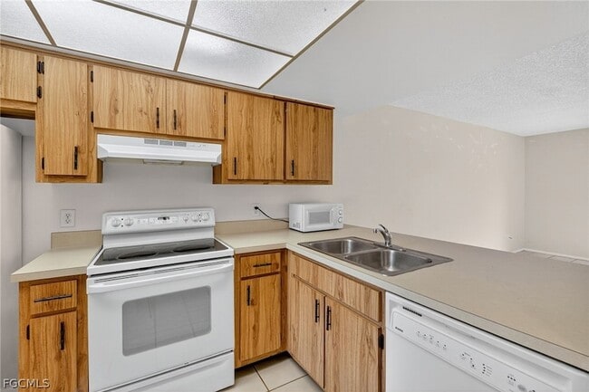 Building Photo - 4641 SW Santa Barbara Pl