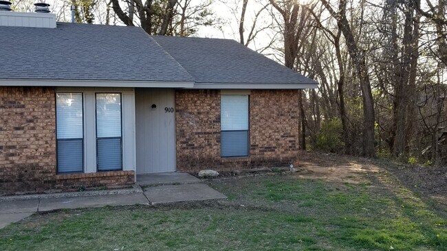 Front View - 910 Acacia Circle