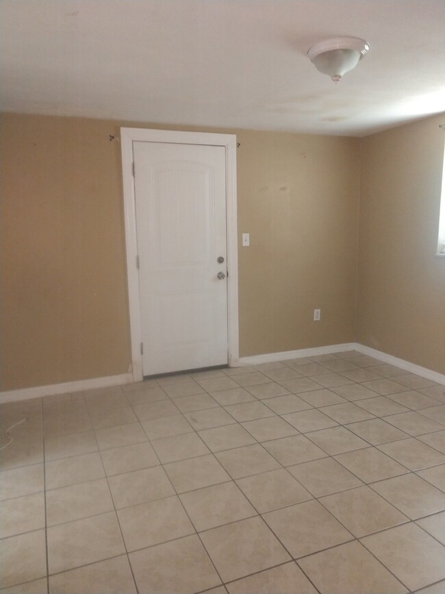 Building Photo - "Charming 2-Bed/1 Bath on Hacienda Way"