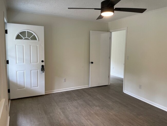 Building Photo - NEWLY RENOVATED 3 BED, 2 BATH BRICK HOME L...
