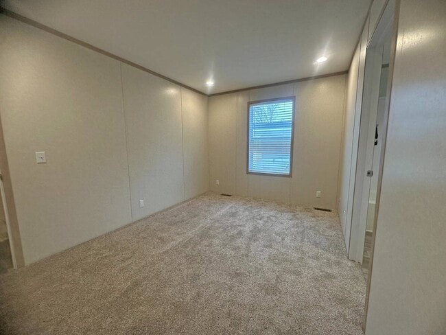 Building Photo - 14876 Washington Rd