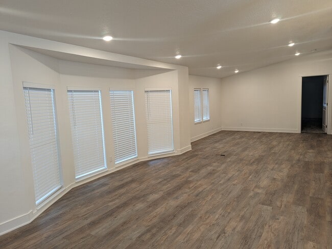 Building Photo - 16867 Whittier Dr