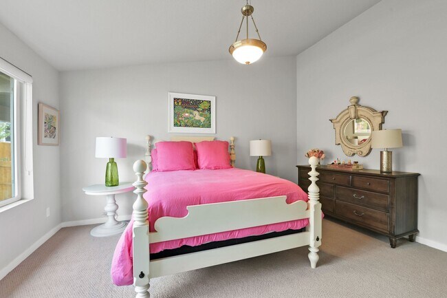 Building Photo - Beautiful "like new" home available for re...