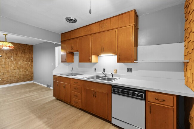 Building Photo - 60 Leslie Ave