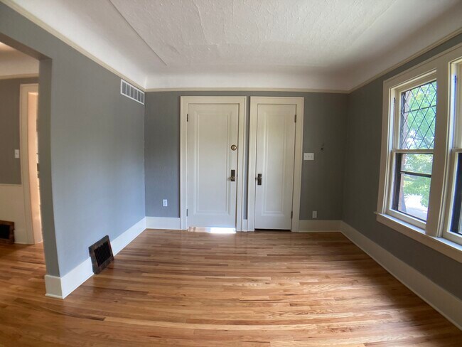 Living room - 903 E 2nd St