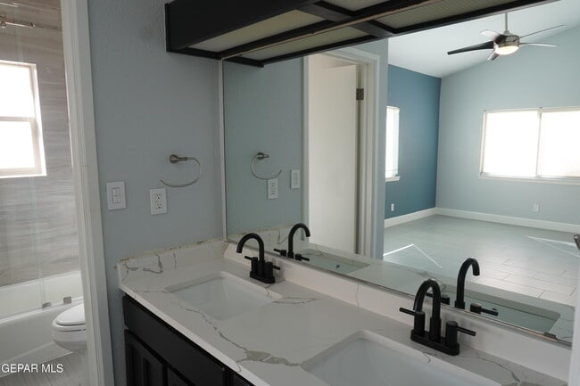 Building Photo - 4614 N Stanton St