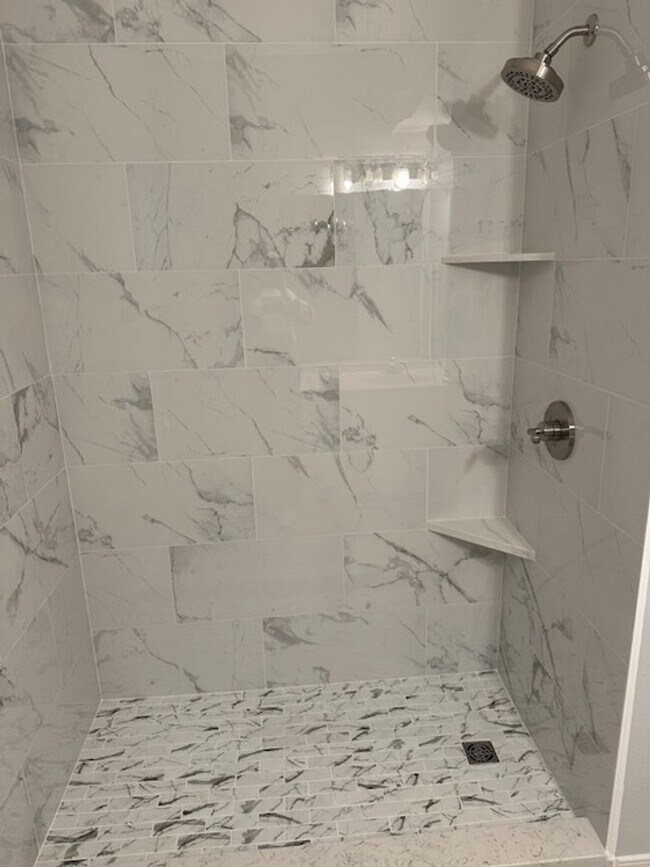 Building Photo - Charming First Floor Condo