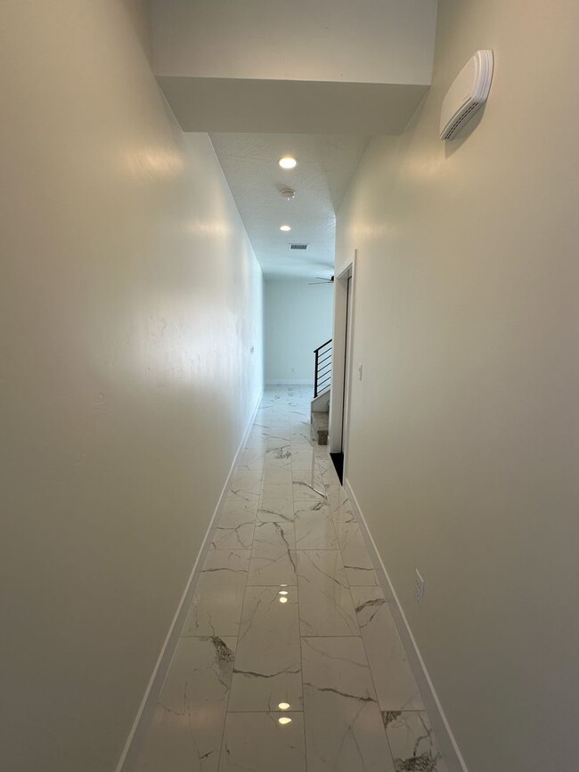 Building Photo - Brand New Townhome