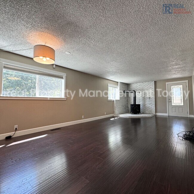 Building Photo - 9919 Woodland Ave E