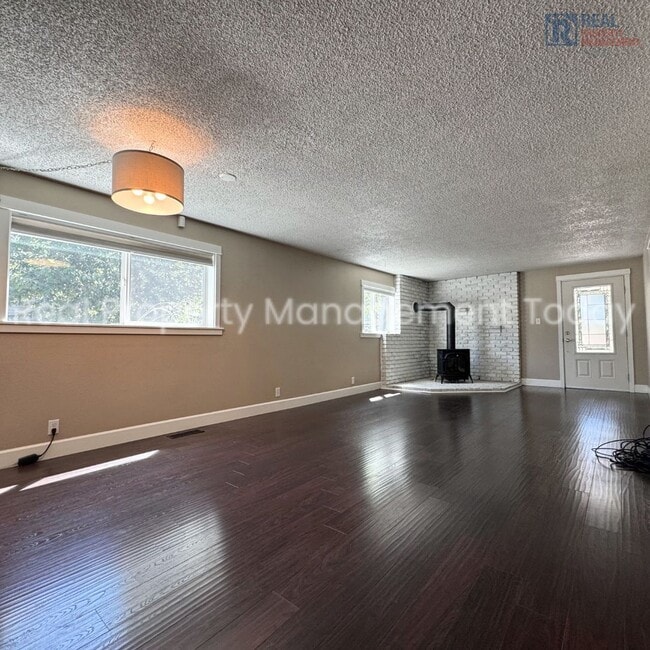 Building Photo - Charming 5 Bedroom + Huge yard!