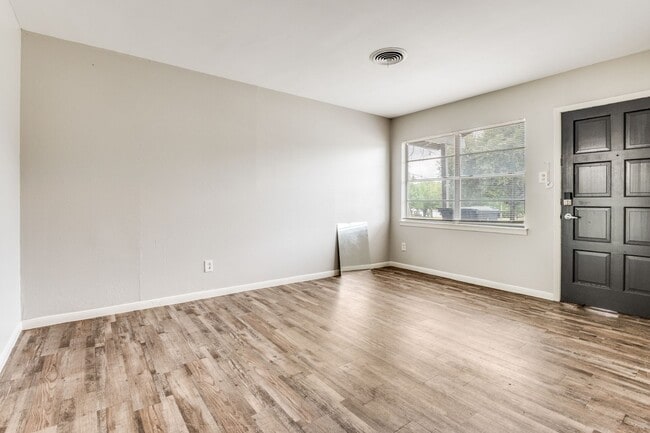 Building Photo - 404 Darlene Ln