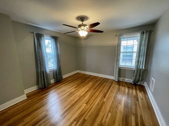 Building Photo - 3 bed 1 bath - Westview, great area, washe...