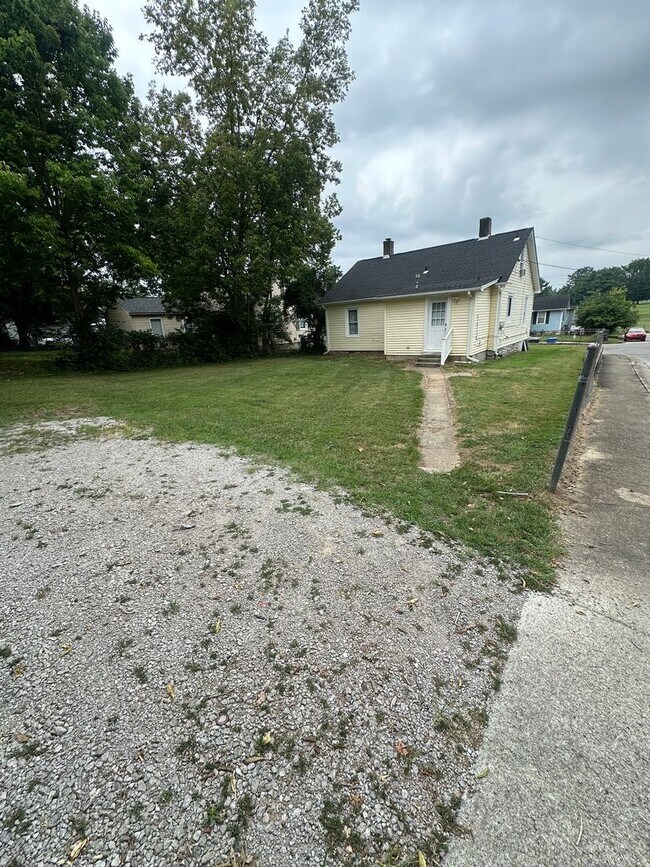 Building Photo - 649 Golfview Dr