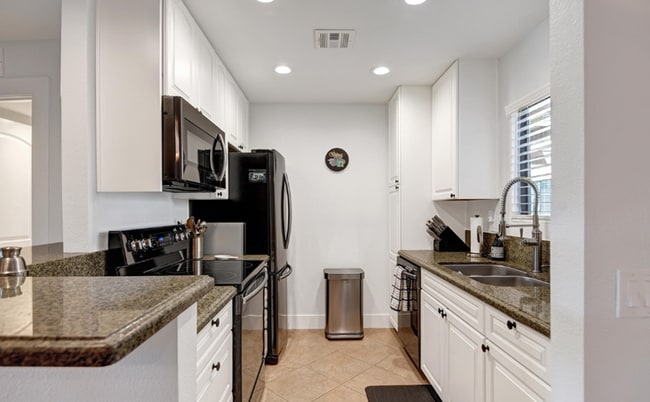 Building Photo - Serene Oasis Condo in Palm Springs (Monthly Only - No Long Term)