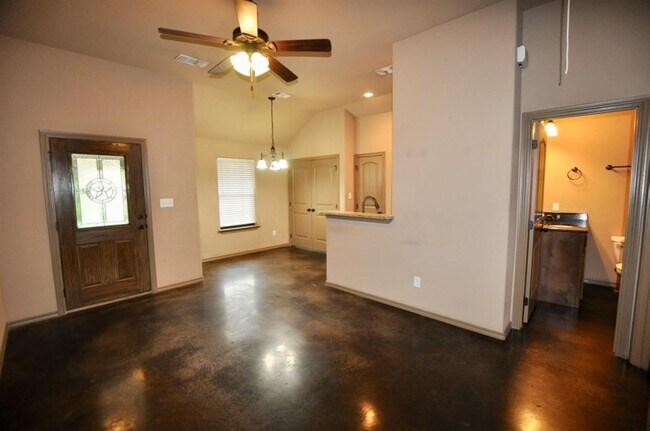 Building Photo - 663 W Tarleton St