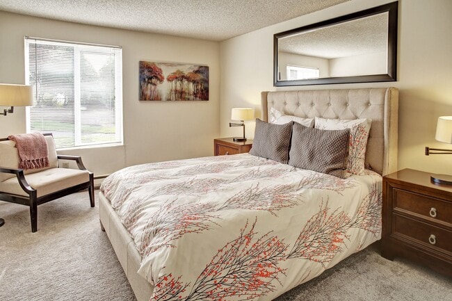 Building Photo - Lakeside Apartments