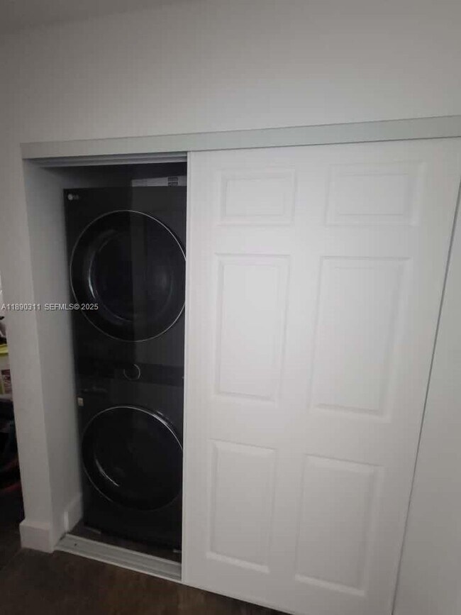 Building Photo - 1236 N Hiatus Rd