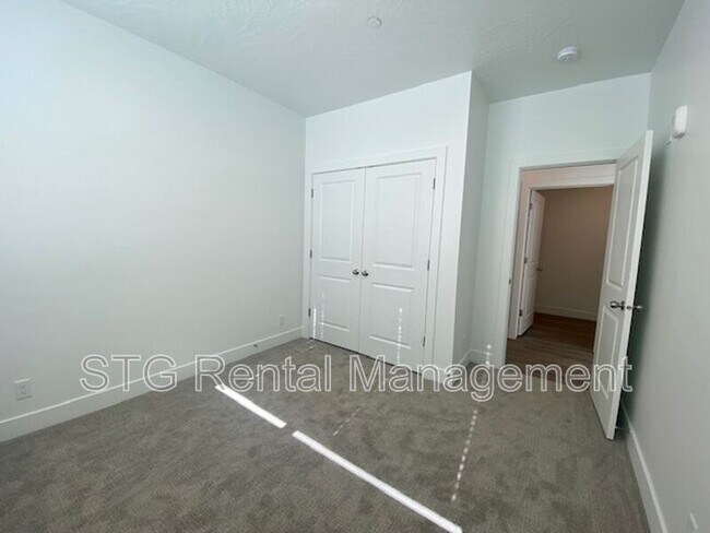 Building Photo - 5801 S Garnet Dr