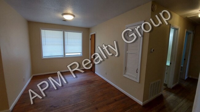 Building Photo - Three bedroom home in Southeast Columbia