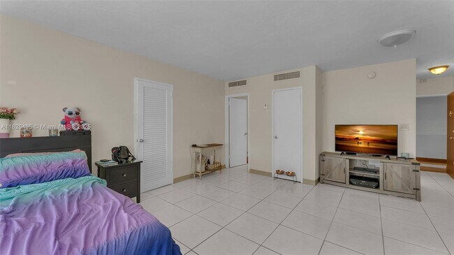 Building Photo - 2899 Collins Ave