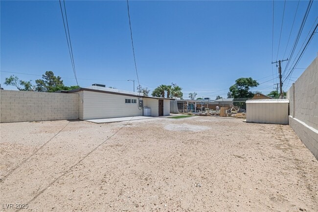 Building Photo - 1720 Eastwood Dr