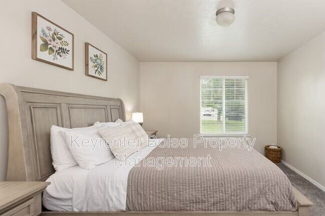 Building Photo - 879 N Traquair Pl