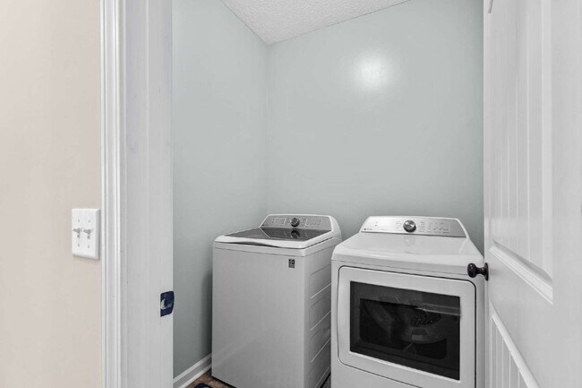 Building Photo - Large home only 10 minutes from Fort Stewart